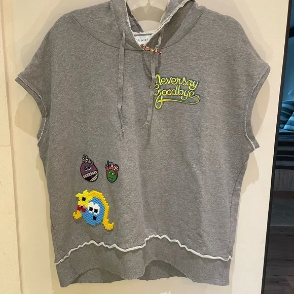 Mira Mikati NWT size 36Sweatshirt with hood and appliqués 3-D, awesome colors.